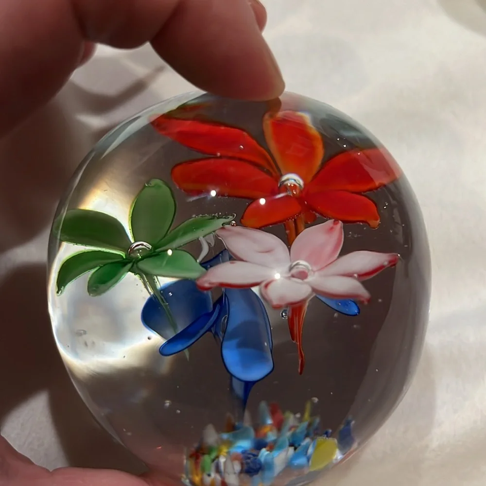 Set of three glass paperweights with floral design - Picture 4 of 10